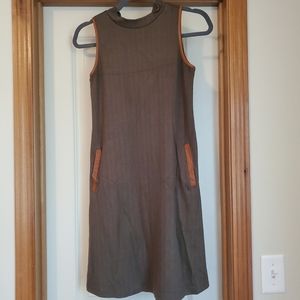 Size medium. I am 5'3" and it comes just above my knees